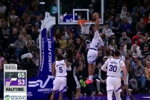 气势不能输！基昂特·乔治底线突破 送暴力左手战斧劈扣！